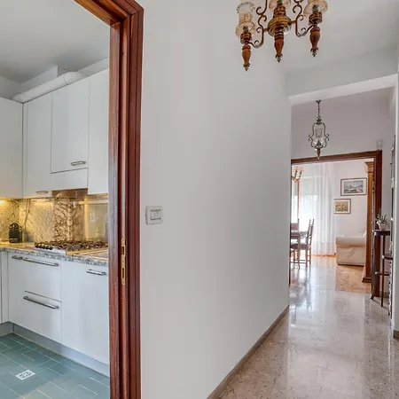 Guesthost - Comfy With Balcony *