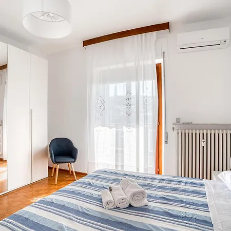 Guesthost - Comfy With Balcony