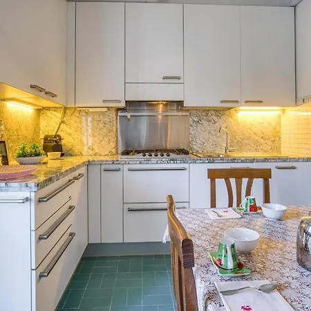 Guesthost - Comfy With Balcony Apartamento