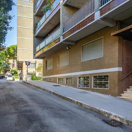 Guesthost - Comfy With Balcony Apartamento