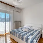 Guesthost - Comfy With Balcony