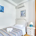 Guesthost - Comfy With Balcony Apartmán *