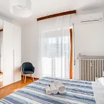 Guesthost - Comfy With Balcony