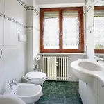 Guesthost - Comfy With Balcony Apartmán *