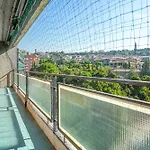Guesthost - Comfy With Balcony Lejlighed