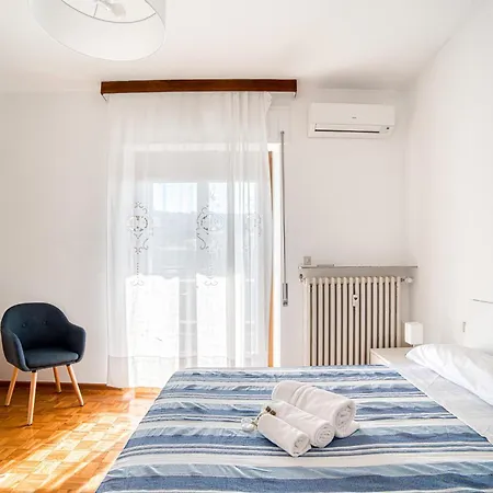 Guesthost - Comfy With Balcony Apartmán