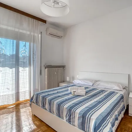 Guesthost - Comfy With Balcony