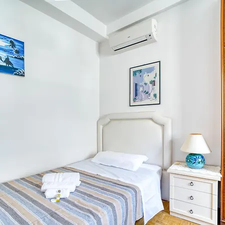 Guesthost - Comfy With Balcony Apartmán *