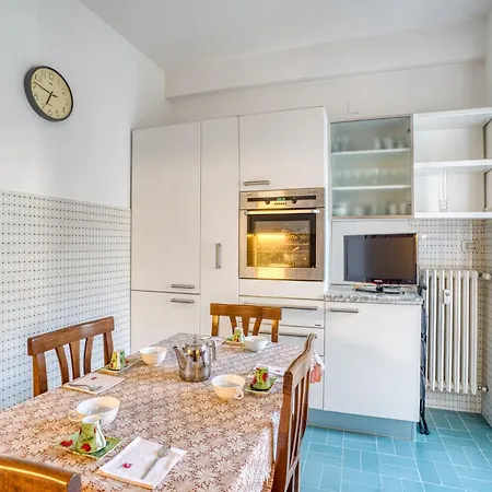 Guesthost - Comfy With Balcony Apartmán
