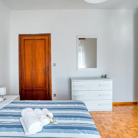 Apartmán Guesthost - Comfy With Balcony