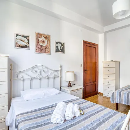 Guesthost - Comfy With Balcony Apartmán