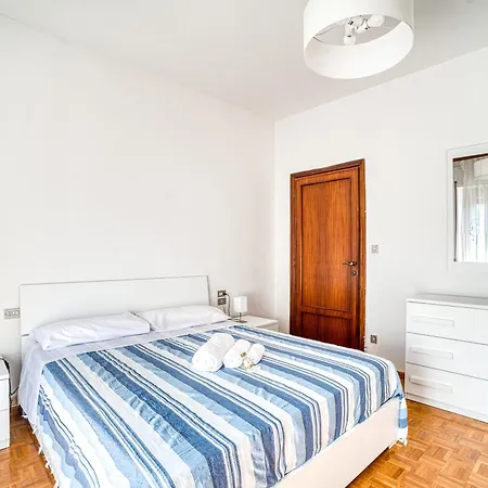 Apartmán Guesthost - Comfy With Balcony