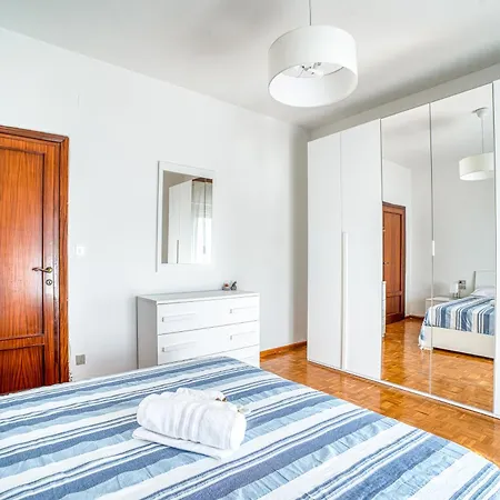 Guesthost - Comfy With Balcony Apartmán *