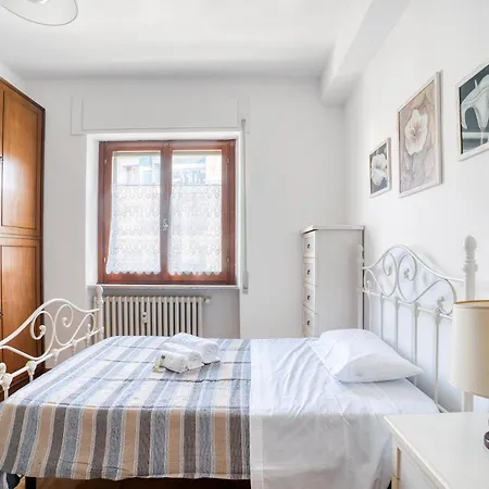 Guesthost - Comfy With Balcony Apartmán