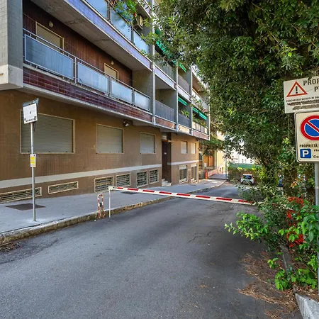 Guesthost - Comfy With Balcony *