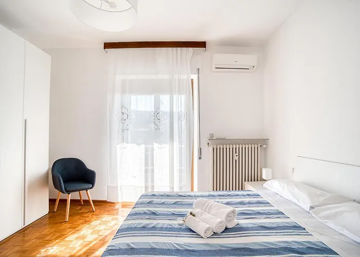 Guesthost - Comfy With Balcony Appartement