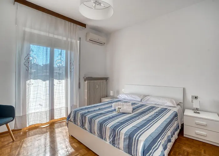 Guesthost - Comfy With Balcony