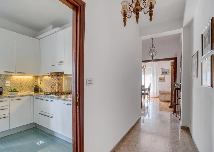 Guesthost - Comfy With Balcony *