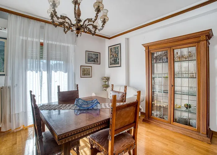 Guesthost - Comfy With Balcony Pérouse