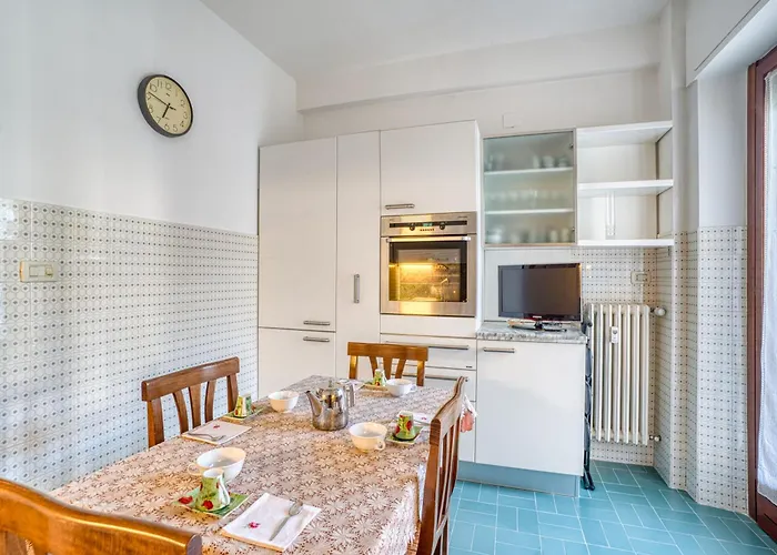 Guesthost - Comfy With Balcony Appartement