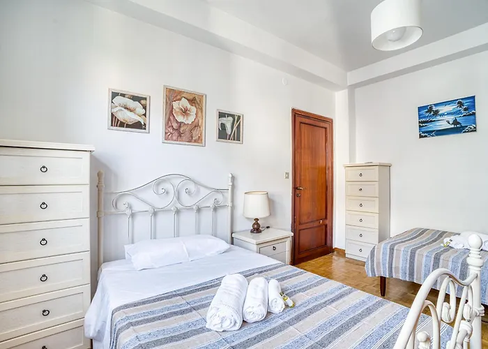 Guesthost - Comfy With Balcony Appartement