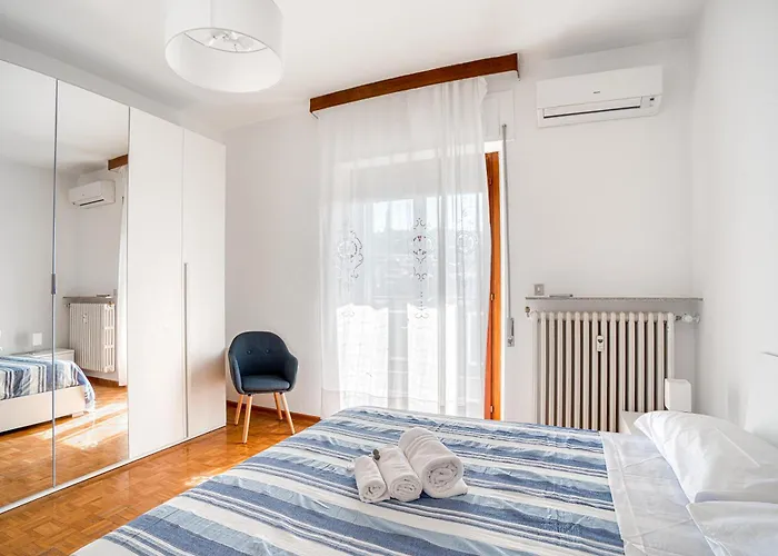 Guesthost - Comfy With Balcony