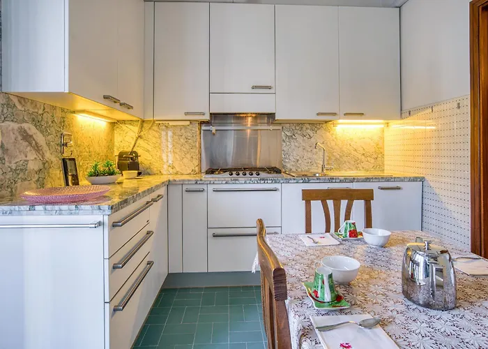 Guesthost - Comfy With Balcony Appartement