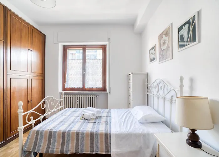 Guesthost - Comfy With Balcony Appartement