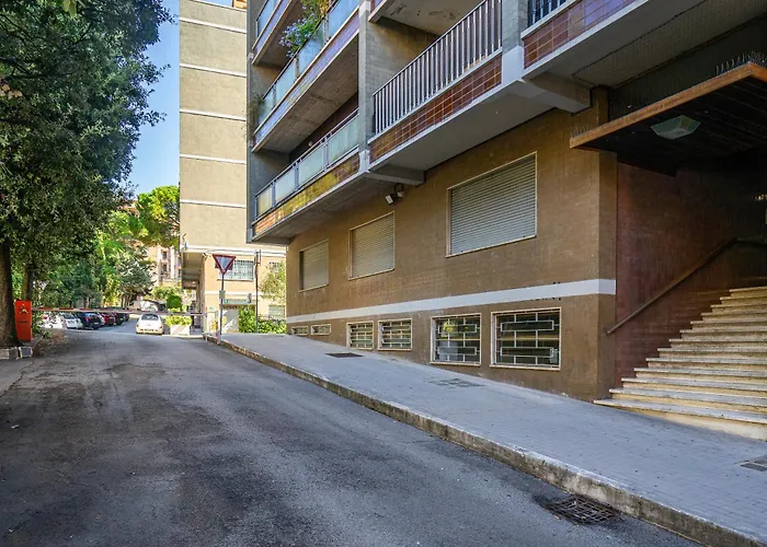 Guesthost - Comfy With Balcony Appartement